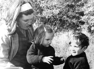Sophie Fiennes's sister Martha Fiennes alongside their mother, Jennifer Lash, and brother, Ralph Fiennes.